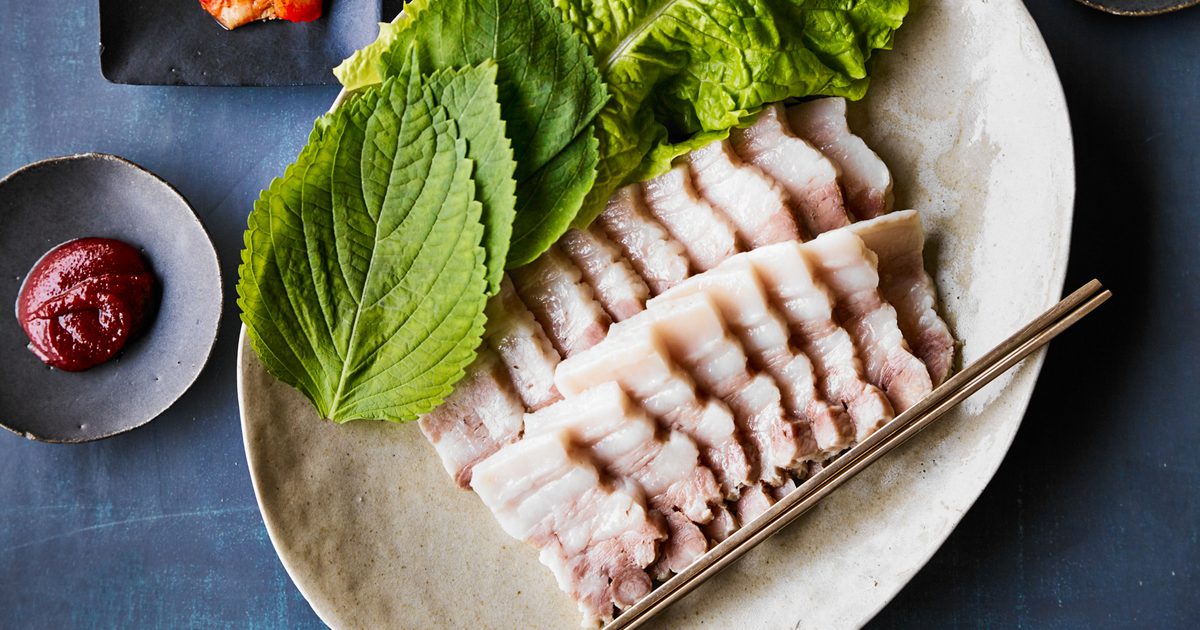 Bossam Pork Wraps: A Tender and Flavorful Korean Delicacy 3 Bossam Pork Wraps: The Secret to Achieving Perfectly Tender Pork